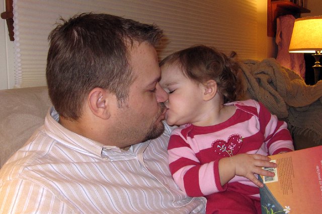 IMG_0734b.jpg - Awwww, Daddy and Catherine sharing a kiss ... what a way to start out the new year!!