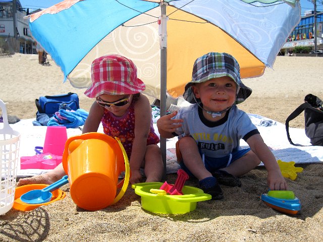 IMG_0955.jpg - But give the kids the sand, buckets and a lil protection from the sun and they can play there for hours.
