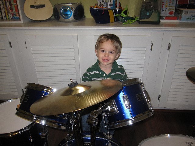 IMG_8571.jpg - There's the smiling little boy.  Something was definitely wrong with the previous photo ... HE was not the main drummer!