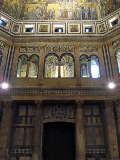 Baptistry-06.JPG - The vast interior of the Baptistery recalls the interior of the Pantheon in Rome.