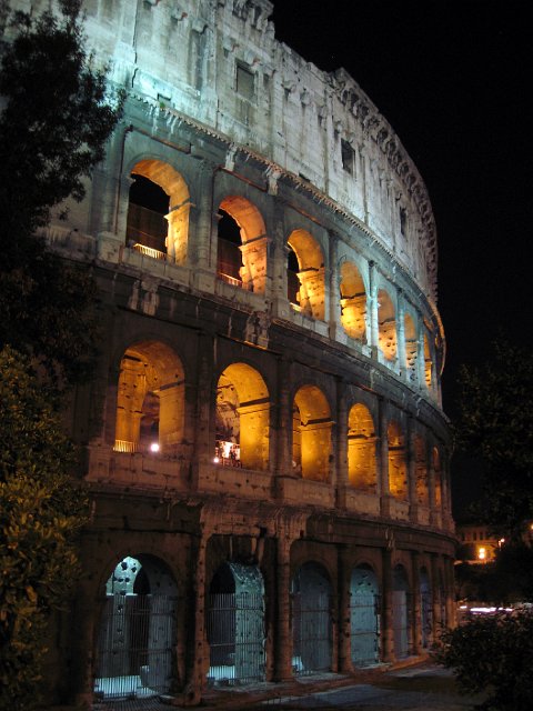 Colosseum-81.JPG - The Colosseum had four floors; the first three had eighty arches each; the arches on the second and third floors were decorated with huge statues.