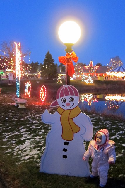 IMG_0569b.jpg - We went to Edaville USA for the Christmas Festival of Lights with the Halstead family.