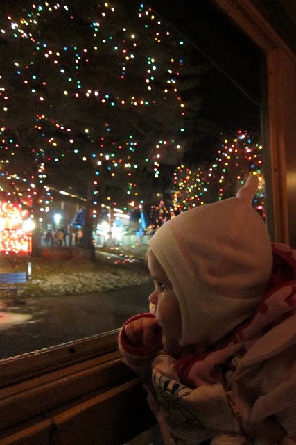 IMG_0598b.jpg - Ahhh, the joy of watching the lights through a little one's eyes ...