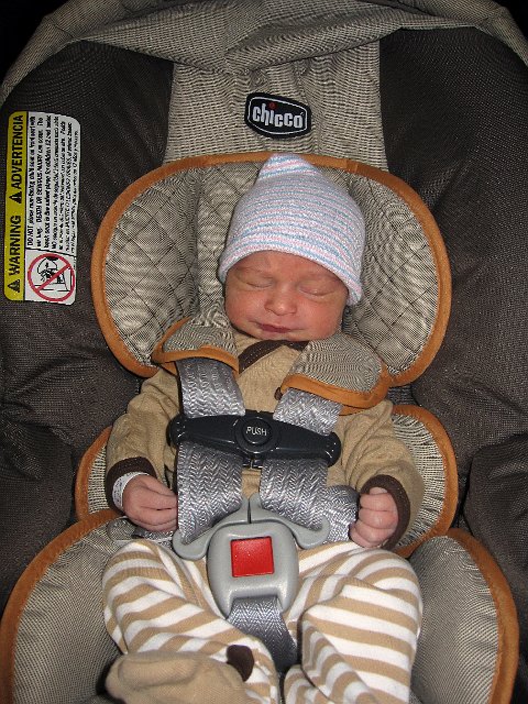 IMG_0902b.jpg - Nathan's first car ride .. on the way home from Winchester Hospital.