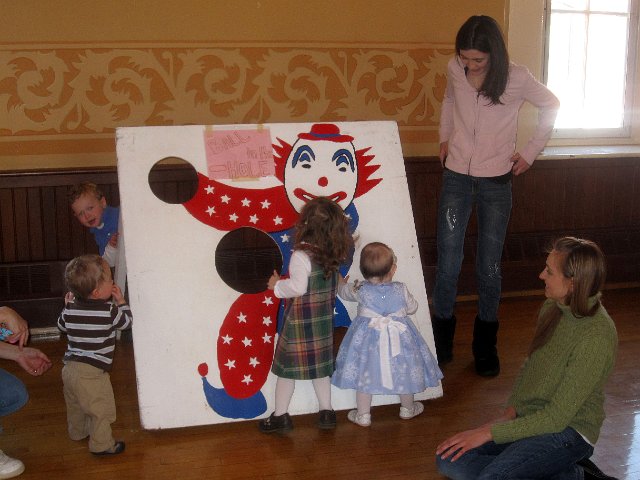 IMG_3427b.jpg - This clown game was quite the hit too.  Two sets of the playgroup kids are represented here ... Colby with lil sis, Kaylin and Catherine with lil bro, Nathan.