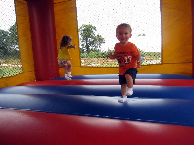 IMG_5650b.jpg - I don't know what it is about the Burkett kids and bouncy houses ...