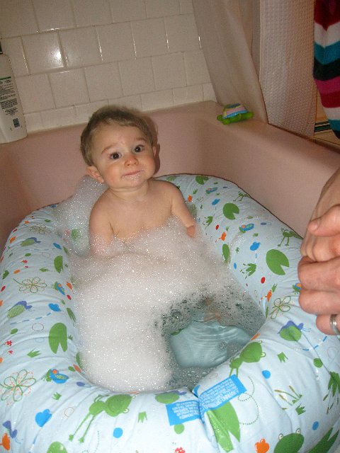 IMG_3067b.jpg - Little man in a big tub .. or, is it big man in a little tub??