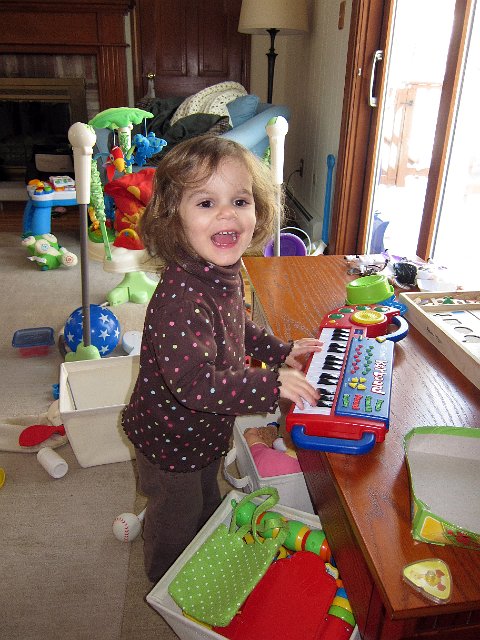 IMG_3027b.jpg - Catherine playing the "neno" (as she calls it) and signing "Row, Row Your Boat".  She saw Prairie Dawn and Grover signing that song earlier in the day.