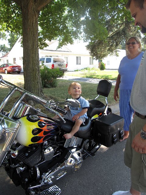 IMG_5133b.jpg - Nathan seems pretty comfortable on this bike, oh my!