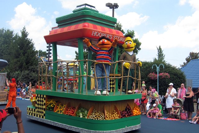 IMG_5307b.jpg - A couple of our favs, Bert & Ernie during the parade.