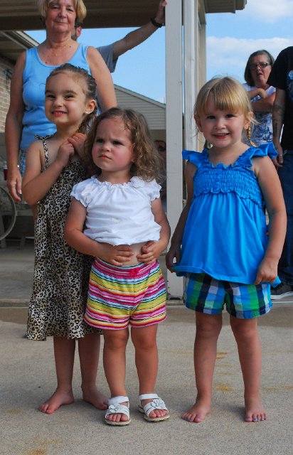 girls.jpg - Second cousins during photo time; Heather, Catherine and Brandi.