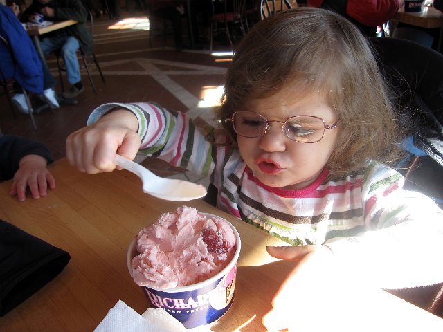 IMG_3330b.jpg - Catherine is saying "strawberry ice cream ... delicious!!"