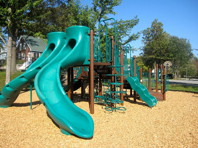 IMG_6439.JPG - With a fabulous summer-like day and Columbus Day holiday on tap, an uncrowded playground was hard to find.