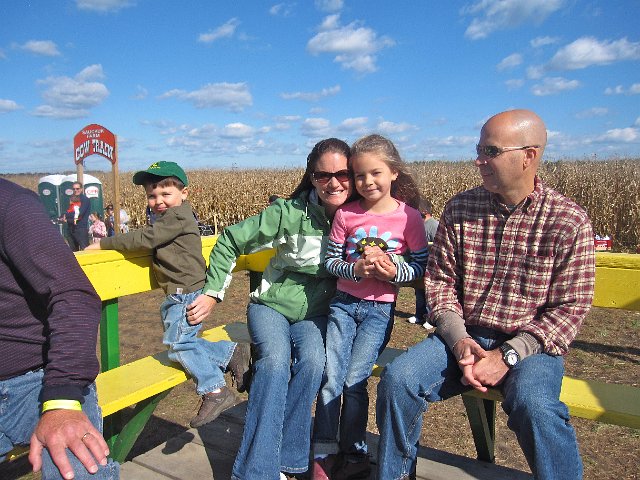 IMG_6583.JPG - … and wagon rides out to the pumpkin patches.