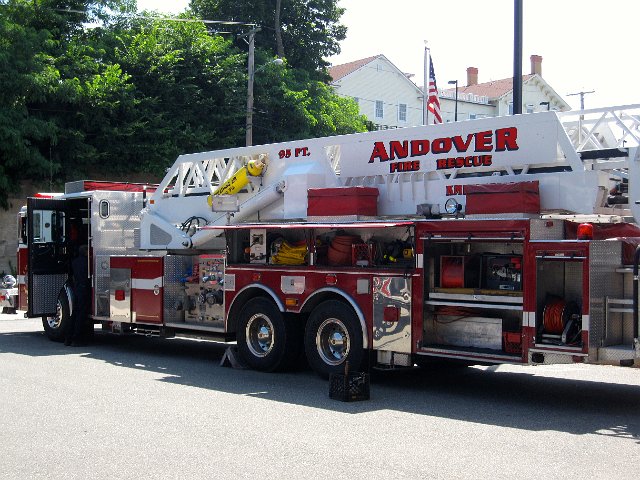 IMG_1037.jpg - And out comes Ladder 2 so they can switch all the necessary equipment onto it until Ladder 1 can be serviced.