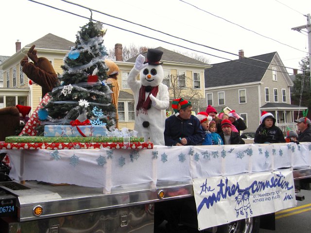 IMG_3083.jpg - We are members of The Mother Connection and this is their first year with a float.  There's the Frosty that our kids love so much.