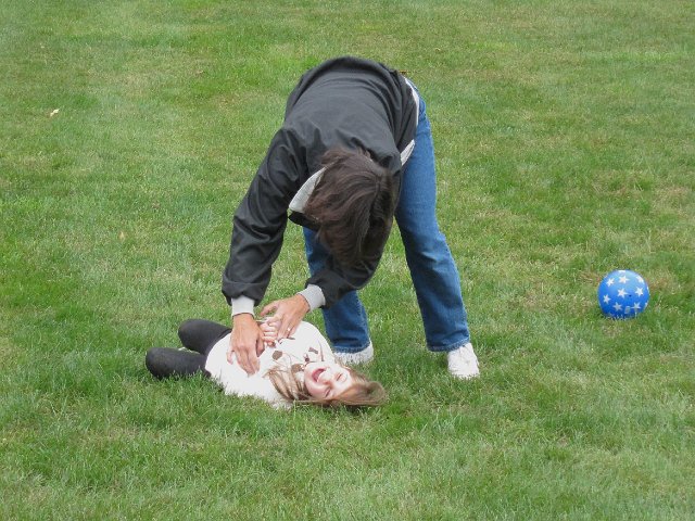 IMG_5518.jpg - I think she's just a tad bit ticklish ...