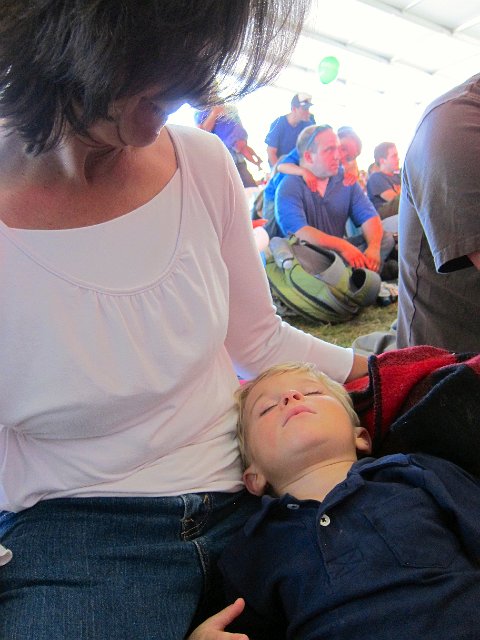 IMG_5421.jpg - This is how Nathan enjoyed most of the last concert we attended that day … zzzzzzzz.