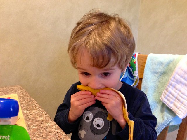 IMG_3192.jpg - Did you ever see anyone eat a banana like corn on the cob?