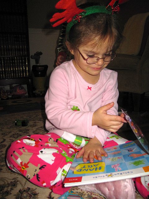 IMG_3441.jpg - Catherine LOVES to draw.  What better tool to use to learn how than your own hand!  Thanks Grandmum & Grandpop